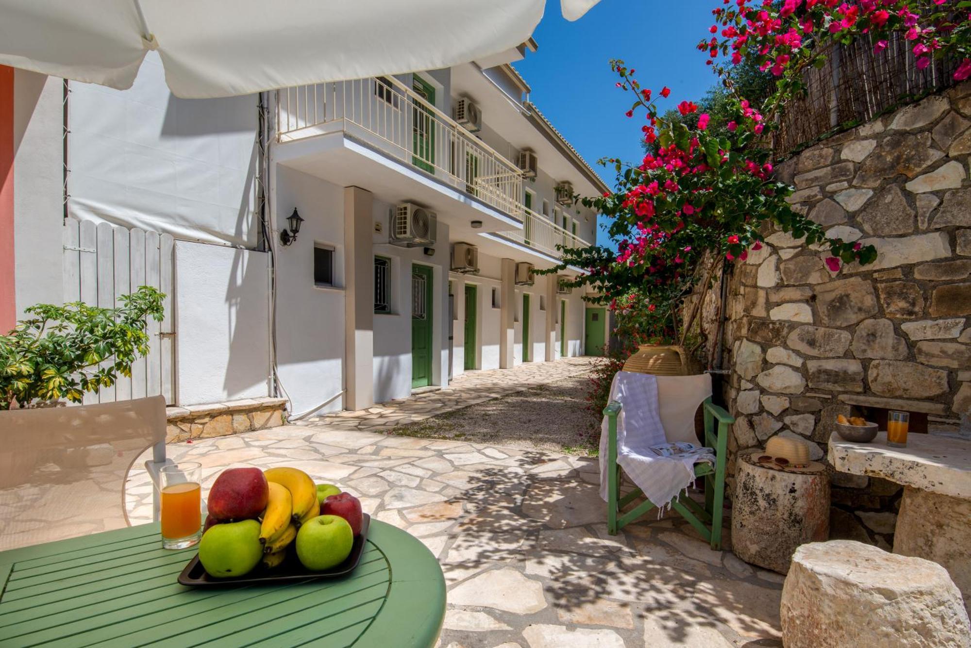 Soustas Apartments Longos  Екстер'єр фото
